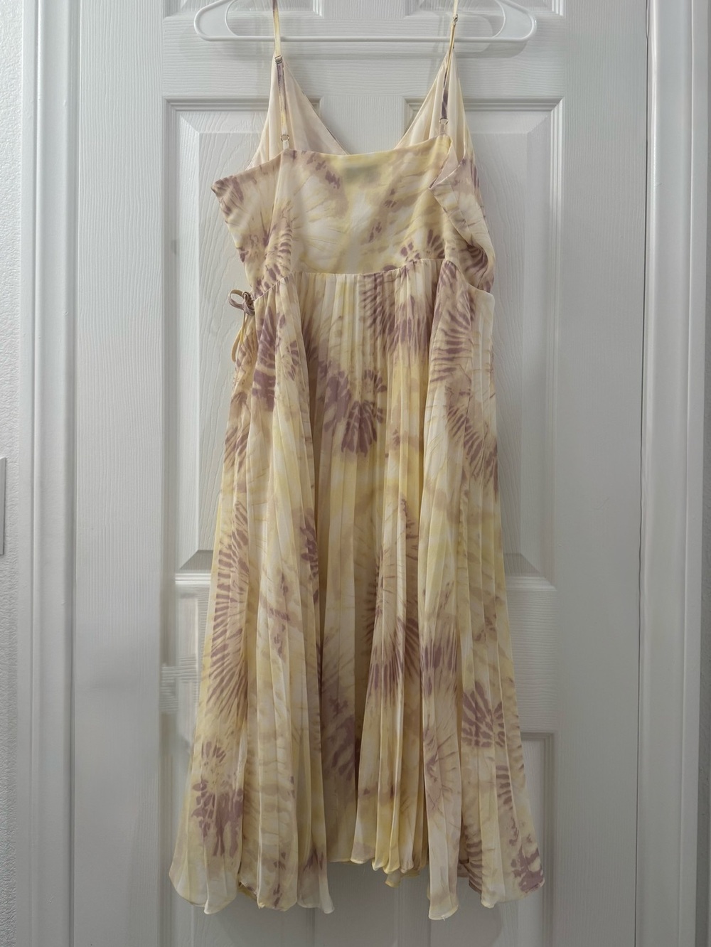 Gilli Yellow and Brown Tie-Dye Pleated Midi Dress - Picture 2 of 4